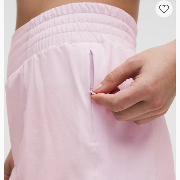 💕 lululemon hotty high rise hot hot shorts 2.5”light pink size 6 - Picture 5 of 9